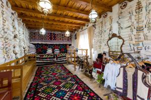耶乌德卡萨特拉迪踢勒旅馆的地板上铺着地毯的房间,一间商店的房间