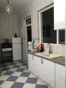 萨伊迪耶Perle d'Azur F3的一间厨房,配有白色家电和 ⁇ 板地板