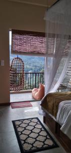 埃拉幸运星艾拉民宿的一间卧室设有一张床和一个鸟笼窗户