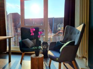 曼海姆Hotel Luise Mannheim - by SuperFly Hotels的两把椅子坐在带窗户的房间