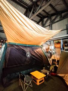 高岛市静かに過ごす室内テント Staying quietly indoor tent的一间有桌子的房间的帐篷