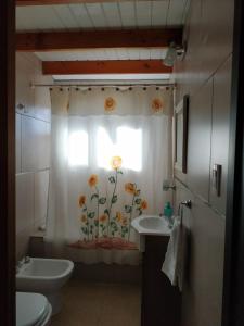 特来凡林Masia del Valle的浴室设有水槽和鲜花淋浴帘