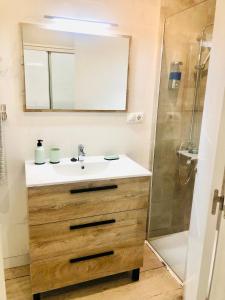 福恩吉罗拉Luxury Suites Fuengirola的一间带水槽和淋浴的浴室