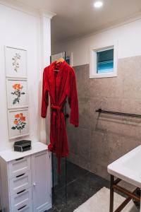 TanybrynThe Otway Nest的浴室墙上挂着红色的长袍