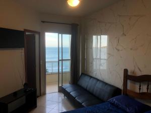 瓜拉派瑞Apartamento Guarapari Luxo Frente para o Mar的带沙发的客厅,享有海景