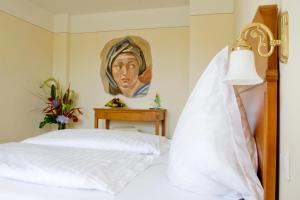 科隆XII阿尔贝加阿珀斯酒店的一间卧室配有一张壁画床