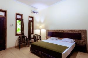 Hotel Mahkota Plengkung by ecommerceloka客房内的一张或多张床位