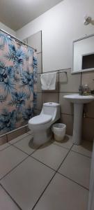 克萨尔特南戈Casa Elizabeth Apartamentos的一间带卫生间和水槽的浴室