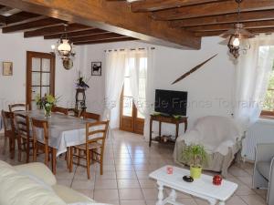 Channay-sur-LathanGîte Channay-sur-Lathan, 4 pièces, 6 personnes - FR-1-381-494的一间带桌子的客厅和一间餐厅