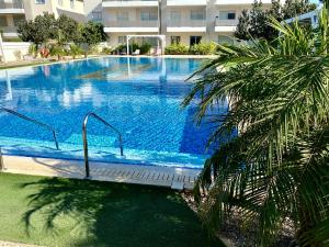 帕拉利米尼Mythical Sands Resort - Good Vibes Apartment的大楼前的大型游泳池