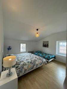 罗纳河畔的图尔农Superbe appartement avec 2 Chambres - 9 Personnes - Parking Privé的一间卧室配有两张床和一盏灯。