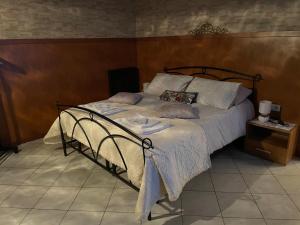 TavernerioAl cervo tra i laghi的卧室内的一张床铺,设有木墙