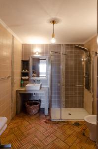 米诺斯-德-多米诺斯Casa da Torre的一间带水槽和淋浴的浴室