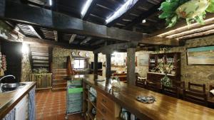 波特斯拉斯维加斯乡村民宿的厨房配有木制柜台和台面