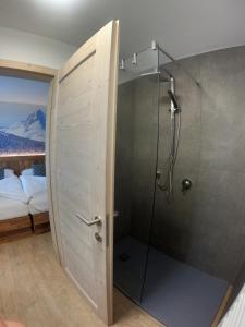 卡瓦莱塞Mas dei Masi的带淋浴的浴室和玻璃门