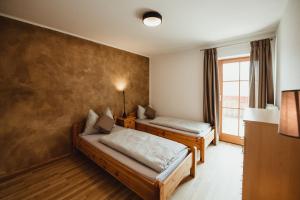 沃兰Apartment Andreas - Gallhof的酒店客房设有两张床和窗户。