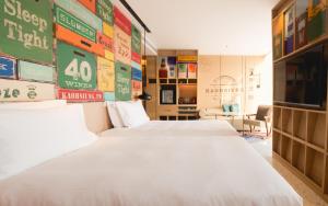 高雄高雄中央公园英迪格酒店的酒店客房配有两张床和一张书桌