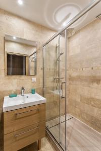 圣马洛Le Cerf Volant - une pépite à l'Intramuros的一间带水槽和淋浴的浴室