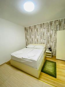 布达佩斯Easy Star Hotel的卧室配有白色的床和黑板