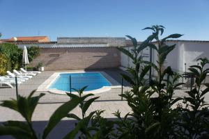BurujónCasa Rural La Candelaria的庭院中带游泳池的房子