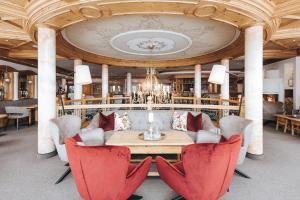 Superior Hotel Schneider Ski-in & Ski-out餐厅或其他用餐的地方