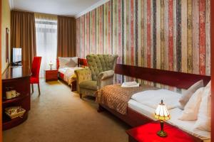 莱沃恰乌列娃酒店的配有一张床和一把椅子的酒店客房