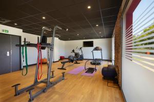 阿尔尚阿尔尚波特德格涅瓦宜必思酒店的健身房,配有跑步机和健身器材