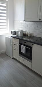 埃尔布隆格Apartament WIK-MAR的厨房配有黑白炉灶烤箱