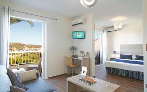 利勒鲁斯海滨喷泉酒店的酒店客房设有床和客厅。