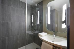 阿尔尚阿尔尚波特德格涅瓦宜必思酒店的浴室配有盥洗盆和带镜子的淋浴