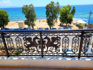 阿特米达Aphrodite's Apartments的享有海滩和海洋景致的阳台