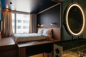 维也纳Superbude Wien Prater的一间卧室配有一张床和一张带镜子的书桌