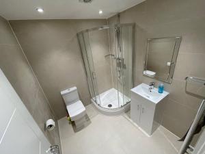 达格纳姆London Dagenham Apartments的带淋浴、卫生间和盥洗盆的浴室