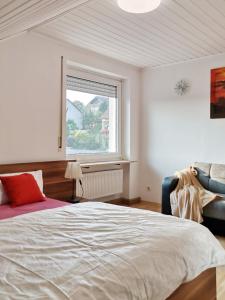 MühlhausenFeWo Royal & Goodness Home的一间卧室设有一张大床和一个窗户。