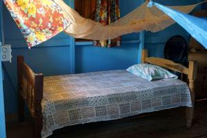 小玉米岛Cool Spot Grace Place的一间卧室配有一张带蚊帐的床