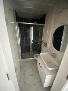 代姆雷SORAL APART的白色的浴室设有水槽和卫生间。