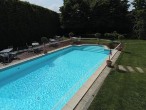 亚历山德里亚La Trunera Guest House的享有庭院游泳池的顶部景色