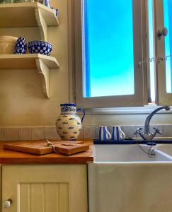 乐巴凯尔斯VillaDorien by Viglamo的厨房配有水槽和位于柜台上的花瓶