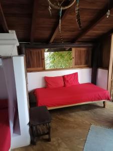 兹波利特绿洲城堡旅馆的窗户客房内的一张红色的床