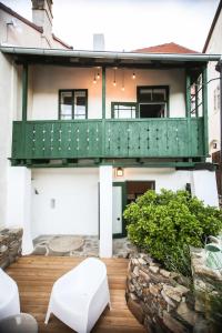 捷克克鲁姆洛夫Domeček / Tiny House的木甲板上设有绿色阳台的房子