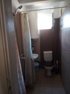 布尔加斯Viki的一间带卫生间和水槽的小浴室