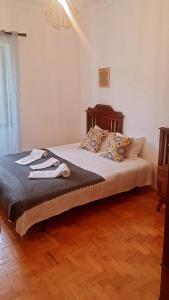辛特拉拉努伊旅舍的一间卧室配有一张铺有木地板的床。