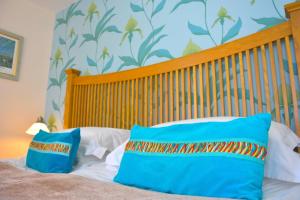 圣安德鲁斯No12 Bed and Breakfast, St Andrews的床上有2个蓝色枕头