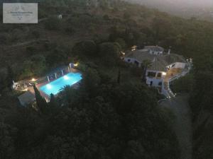 法鲁Monte-Bougainvillea的享有带游泳池的房屋的空中景致