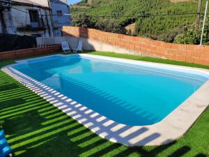 CaminomoriscoCasa Rural Abuelo Flore的一座房子的院子内的游泳池