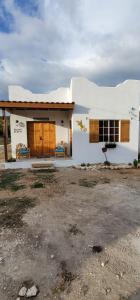 特雷热比奇Azteca Villas的白色的小房子,木门和窗户