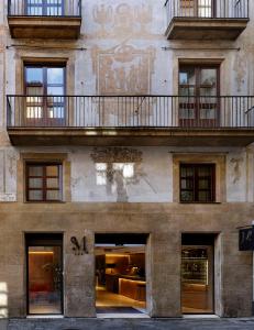 巴塞罗那音乐精品酒店的一侧带阳台的建筑