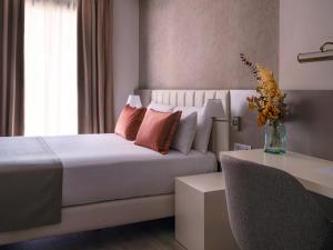 巴塞罗那音乐精品酒店的一间卧室,配有一张床和花瓶