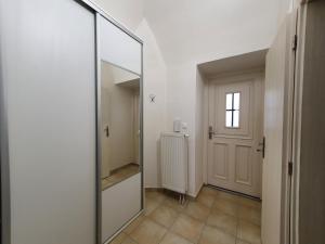 莱沃恰apartmány LEVOČA的走廊上设有大镜子和门