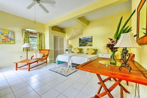 GingerlandNevis Home with Pool, Stunning Jungle and Ocean Views!的一间卧室配有一张床、一张桌子和一张桌子